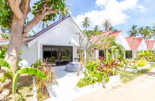 Koh Lan Ski Chalet | Bungalow Near by Beach El Pillax Lanta Resort