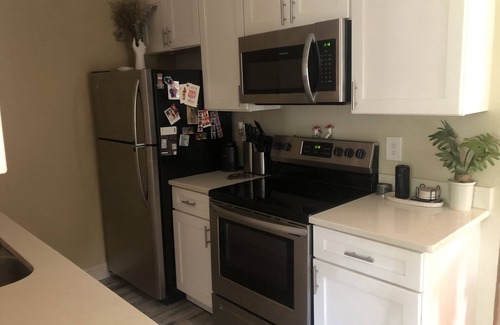 Baldwin Park House | Bungalow on quiet street close to trendy cafes, pubs, and parks. Dogs welcome!