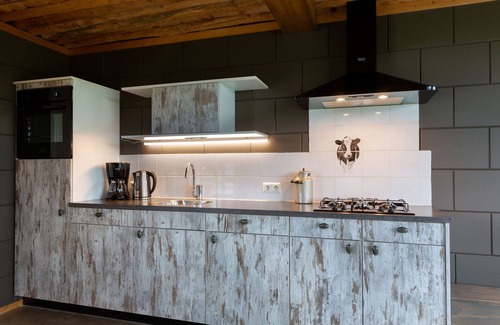 Heeten House | Bungalow with decorative fireplace, on farm