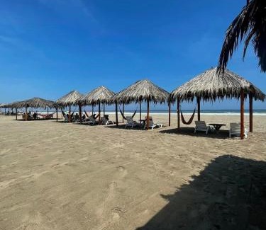 San Vicente de Canete Hotel | Bungalows frente al mar en playa Wakama