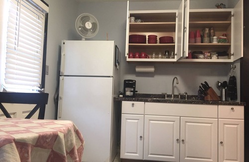 Burbank Cottage | Burbank QUIET & CLEAN & Private By Warner Brothers & NY Film Academy - Pet OK