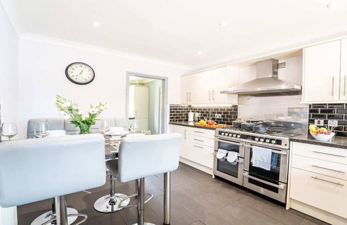 Caister-on-Sea House | Burgess Beach House - Hot Tub - Garden - Pets OK
