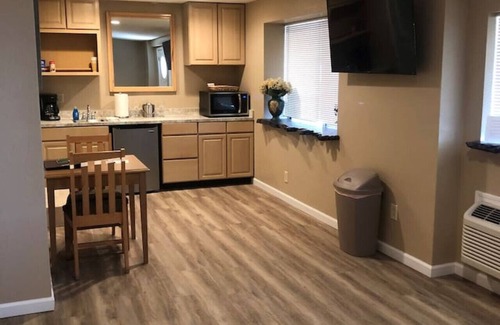 Kerby Condo | Burgundy Room at Kerbyville Inn - Newly Remodeled