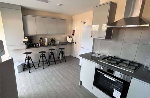 Slough Ski Chalet | Burnham/Slough Spacious Six Bedroom House