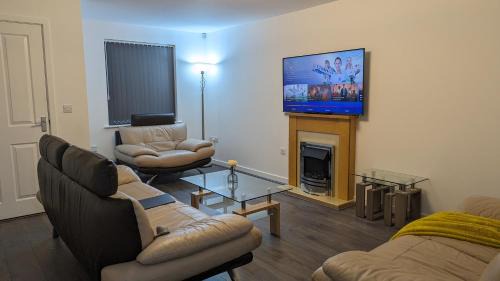 Burnley House | Burnley Entire House 4-Bedrooms-Sleeps 6-Driveway