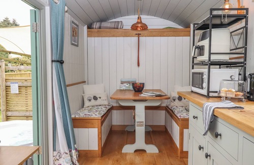 Swimbridge Cottage | BURR 2 SHEPHERDS HUT, romantic, country holiday cottage in Barnstaple