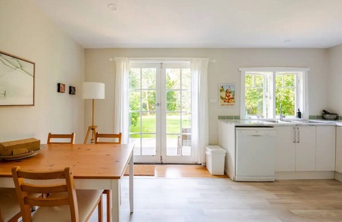 Burrill Lake Cottage | Burrill Lake View Holiday Cottage - pet friendly 🐶