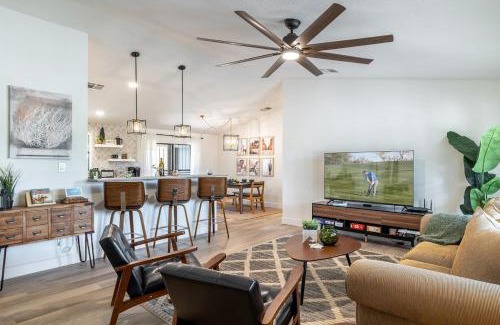 Saguaro West House | Bus Stop Saloon - Cave Creek with Spa