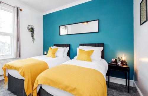 Cranbrook Apartment | Business & Leisure 2 BR & Parking by Damask Homes