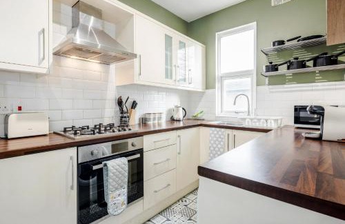 Cranbrook Apartment | Business & Leisure 2 BR & Parking by Damask Homes