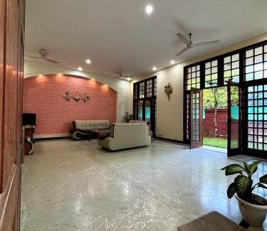 DLF Phase 3 Bed & Breakfast | Business stay