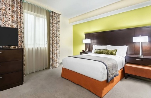 Seybold Hotel | Business Travel Bliss: 5 Minutes to Airport, Complimentary Breakfast! Pool!