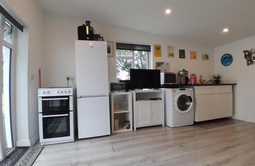 Tudenham Apartment | Butterfly Cottage Retreat - Private Studio Getaway