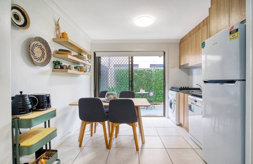 Surfers Paradise Apartment | Buzzing Surfers Vibrant Indoor outdoor Lifestyle