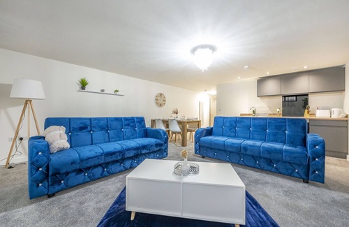 Bradford Apartment | Bv Large Navy Blue Diamond Suites Apt