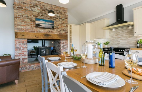 Malltraeth Cottage | Bwthyn Gwenllyr - sleeps 6 guests in 3 bedrooms