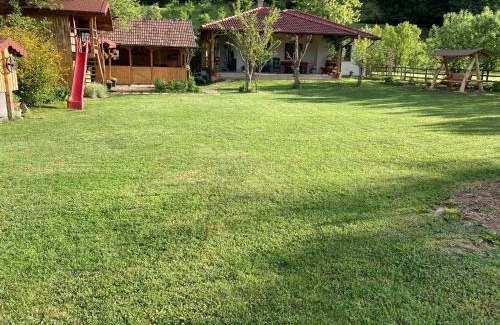 Metes House | Căsuța de sub pădure
