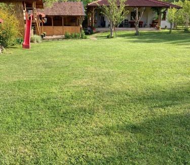 Metes House | Căsuța de sub pădure