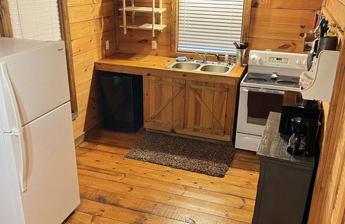 Newland Cabin | C & D Trivette's Cozy Cabin