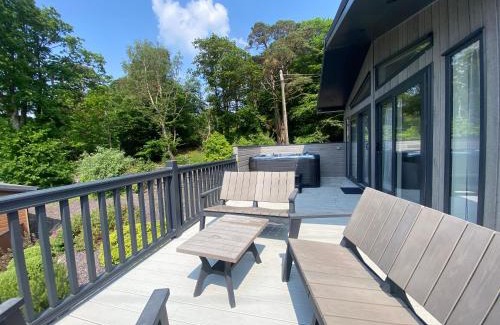 Bethesda House | C05 - The Ogwen Lodge with Hot Tub