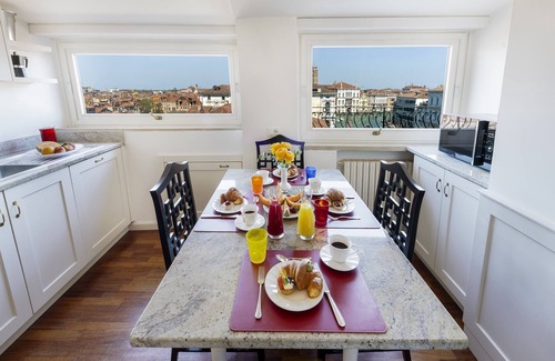 Dorsoduro Apartment | Ca' Cerchieri Terrace Canal View