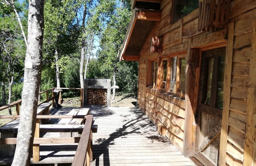 Pucon House | Cabaña rústica 2 maravillosa,con troncos nativos, con orilla de Río Trancura