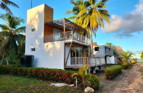 Monitos House | cabañas Brisas y Perla by AMAUNA