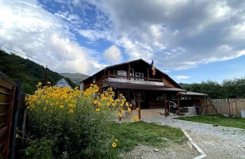 Petrila Ski Chalet | Cabană la poalele munților cu ciubăr