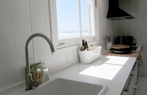 Costa de Caparica Cabin | Cabana Azul is a beautiful beach cabin facing the Atlantic.