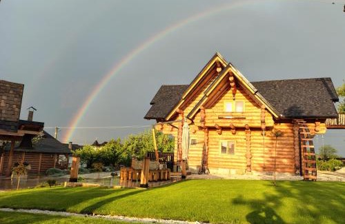 Valea Moldovei Ski Chalet | Cabana lemn rotund cu ciubar de închiriat Bucovina Chalet