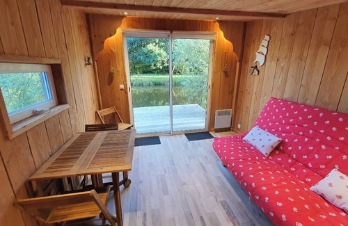 La Lande-Patry Cabin | Cabane en Bois sur L'étang, un Havre de Paix sur un Site Exceptionnel