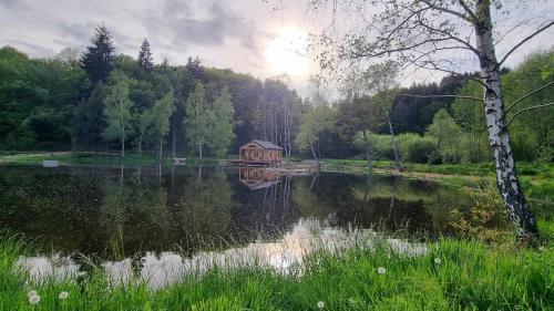 Saint-Martin-du-Puy Ski Chalet | Cabane pilotis sur étang, au lac de Chaumeçon