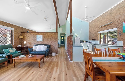 Bogangar House | Cabarita Beach - 3 bedroom house walking distance to beach & shops.