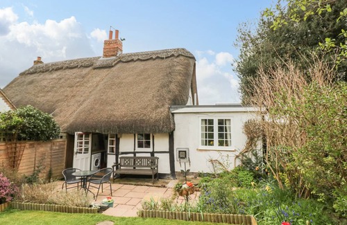 Harvington Cottage | Cabin ∙ 1 bedroom ∙ 2 guests