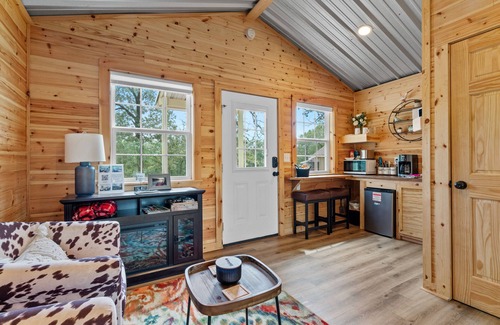 Rockwell Cabin | Cabin #1 @ Rock Creek Cabins! King Bed! 15 min. to Bathhouse Row! Pet Friendly!