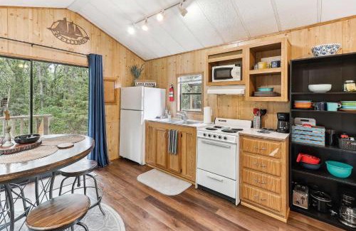 Neal House | Cabin 10- Cozy Toronto Lake Cabin - Walk to the Water cabin