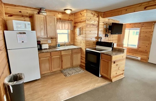 Hines Apartment | Cabin 4 Family friendly Resort