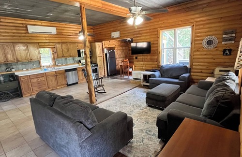 Pittsburg Cabin | Cabin at the Cove. A hidden cabin walking distance to a private cove.