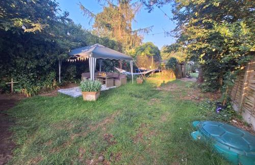 Charing House | CABIN in hosts huge garden CHILD FRIENDLY with Hens Cats firepit Marshmallows Pool