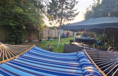 Charing House | CABIN in hosts huge garden CHILD FRIENDLY with Hens Cats firepit Marshmallows Pool