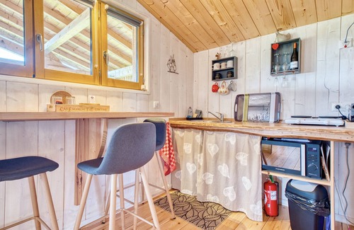 Monbazillac Cabin | Cabin 'Malfourat' with Shared Pool, Wi-Fi and Air Conditioning