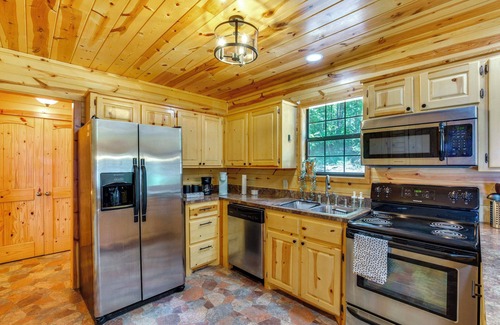 Fort Towson Cabin | Cabin on Lake Raymond Gary w/Dock, Grill & Views!