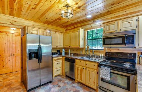 Fort Towson House | Cabin on Lake Raymond Gary with Dock, Grill and Views!