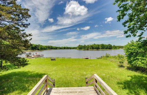 Fort Towson House | Cabin on Lake Raymond Gary with Dock, Grill and Views!