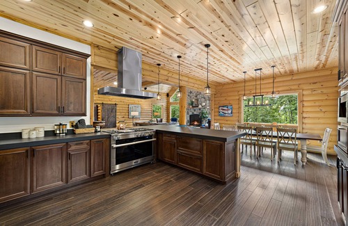 West Fairfax House | Cabin, Pool, Hot Tub, Lake, Wineries and Mountains Oh My!