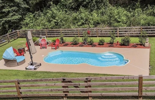 Wetumpka Cabin | Cabin Retreat 10 min to the Casino & Downtown Water Park White Water Rafting!