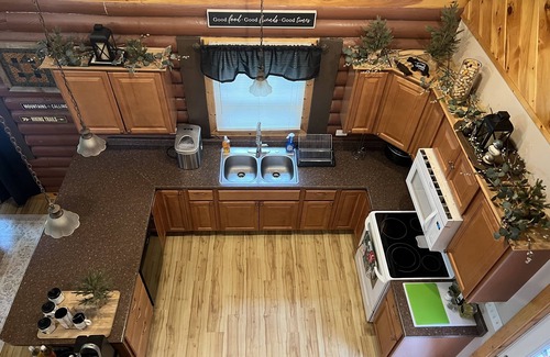 Leicester Cabin | Cabin with hot tub 10 miles from downtown Asheville