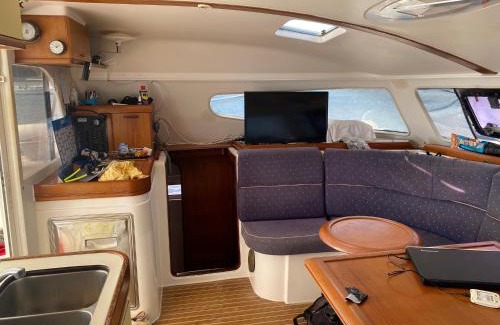 Sainte-Anne Boat Rental | Cabine catamaran Baie de Ste Anne