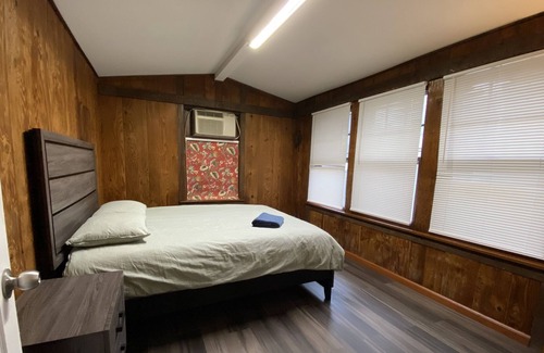 Queens House | Cabine looking-like PRIVATE room in a house, near by Forest Park in Kew Gardens