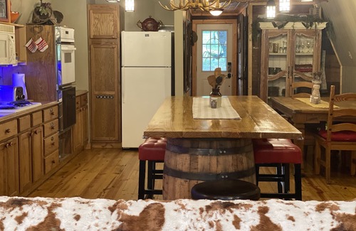 Cotton Gin Cabin | CabinOnTheCreek-Lake Limestone! rustic charm, Kayaks! Canoe! fire-pit! pets!